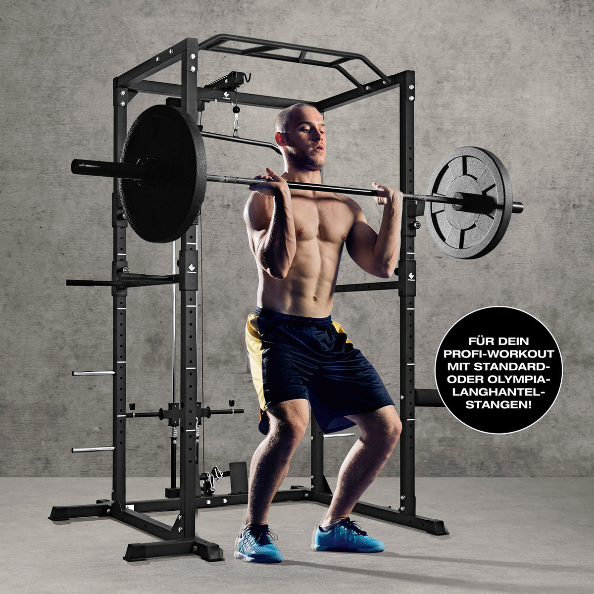 Power Rack mit Latzug, Kabelzug, Klimmzugstange und variablen Langhantel-Spottern für sicheres Training bis 130 kg.