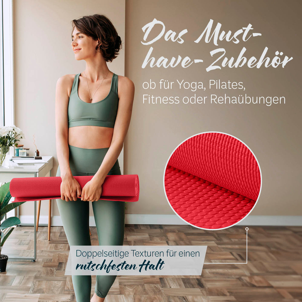 Frau hält Yogamatte Kirana - 183 x 61 x 0,4 cm - Himbeerrot, rutschfeste Oberfläche mit doppelter Textur für Fitness und Yoga.