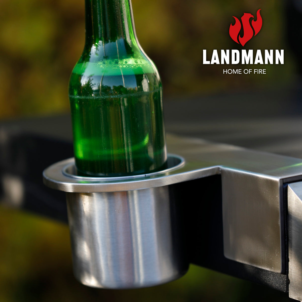 Magnet-Flaschenhalter für Grill aus Edelstahl mit starkem Magnet, ideal für 0,33 & 0,5 L Flaschen, flexibel an magnetischen Flächen.
