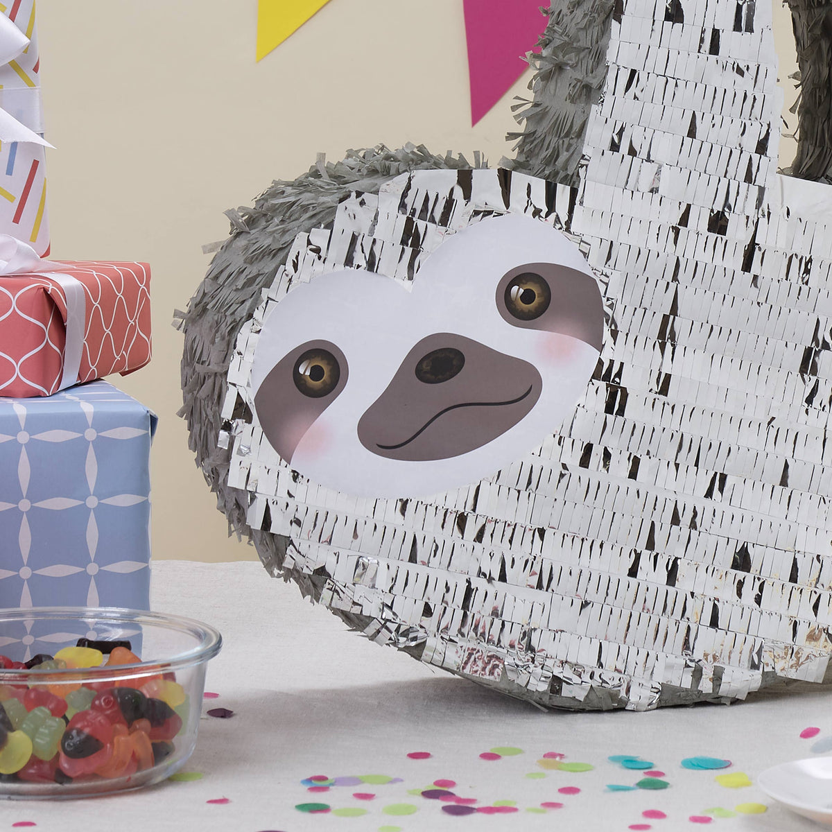 Pinata Set zum Befüllen inkl. Schläger & Augenbinde "Faultier" mit süßem Faultier-Design für Kindergeburtstage und Partys.