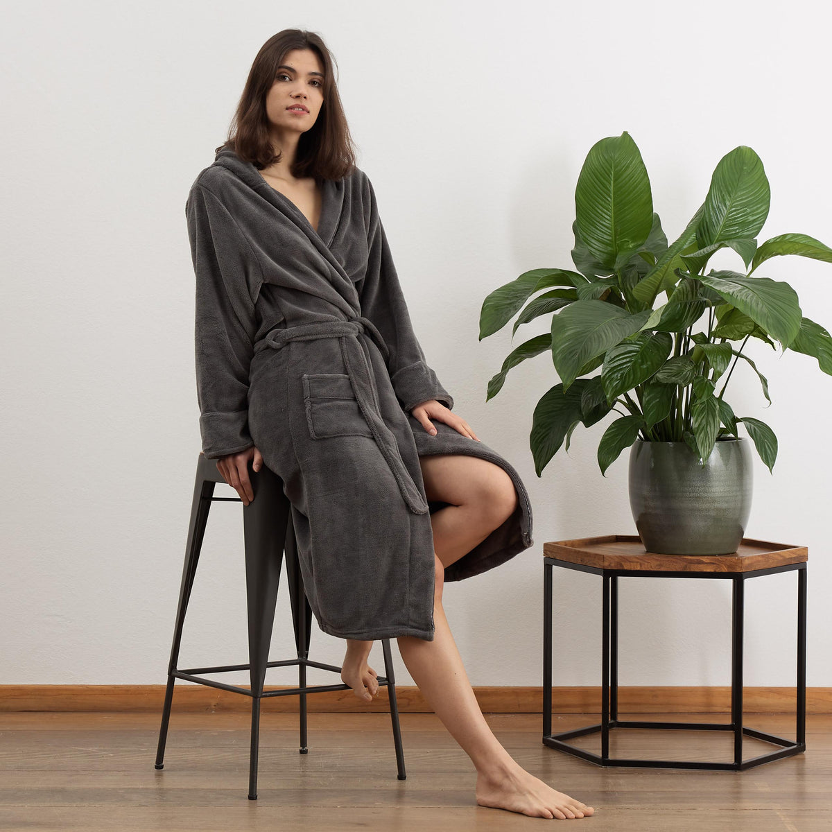 Luxury Mikrofaser Bademantel mit Kapuze für Damen und Herren - Grau - Größe XXL, weich, schnelltrocknend, mit Taillengürtel und Taschen.