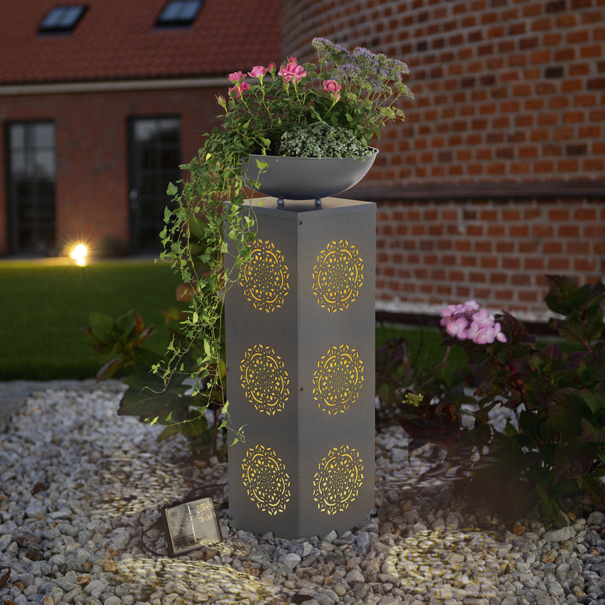 LED-Dekosäule Beton-Optik "Mandala" - 87 cm mit LED-Beleuchtung und Pflanzschale, ideal für Terrasse, Garten und Balkon.