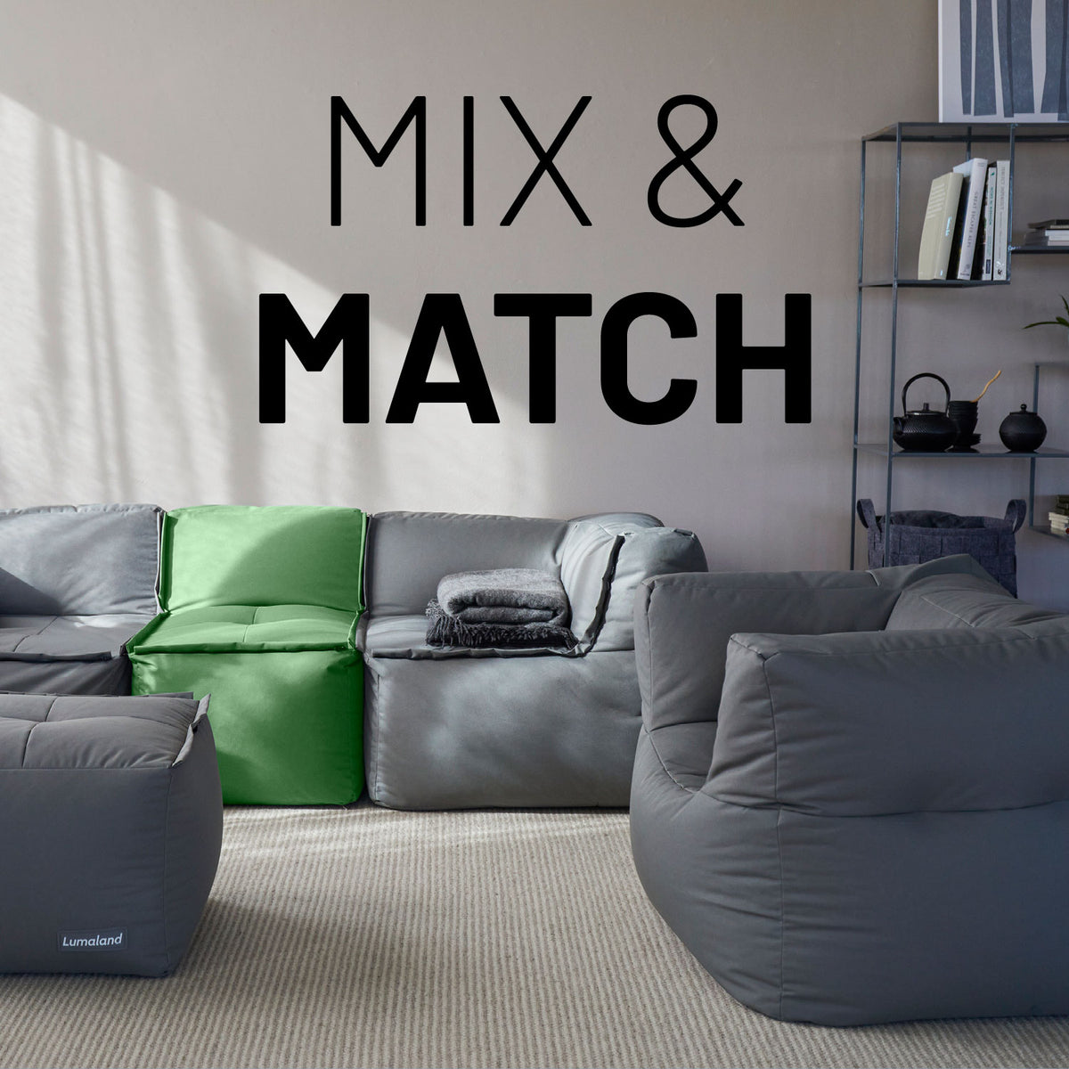 Modernes Wohnzimmer mit Sitzsack-Sofa Mittelstück (200 L) - Modulares System - indoor & outdoor - Pastell Grün elegant integriert.