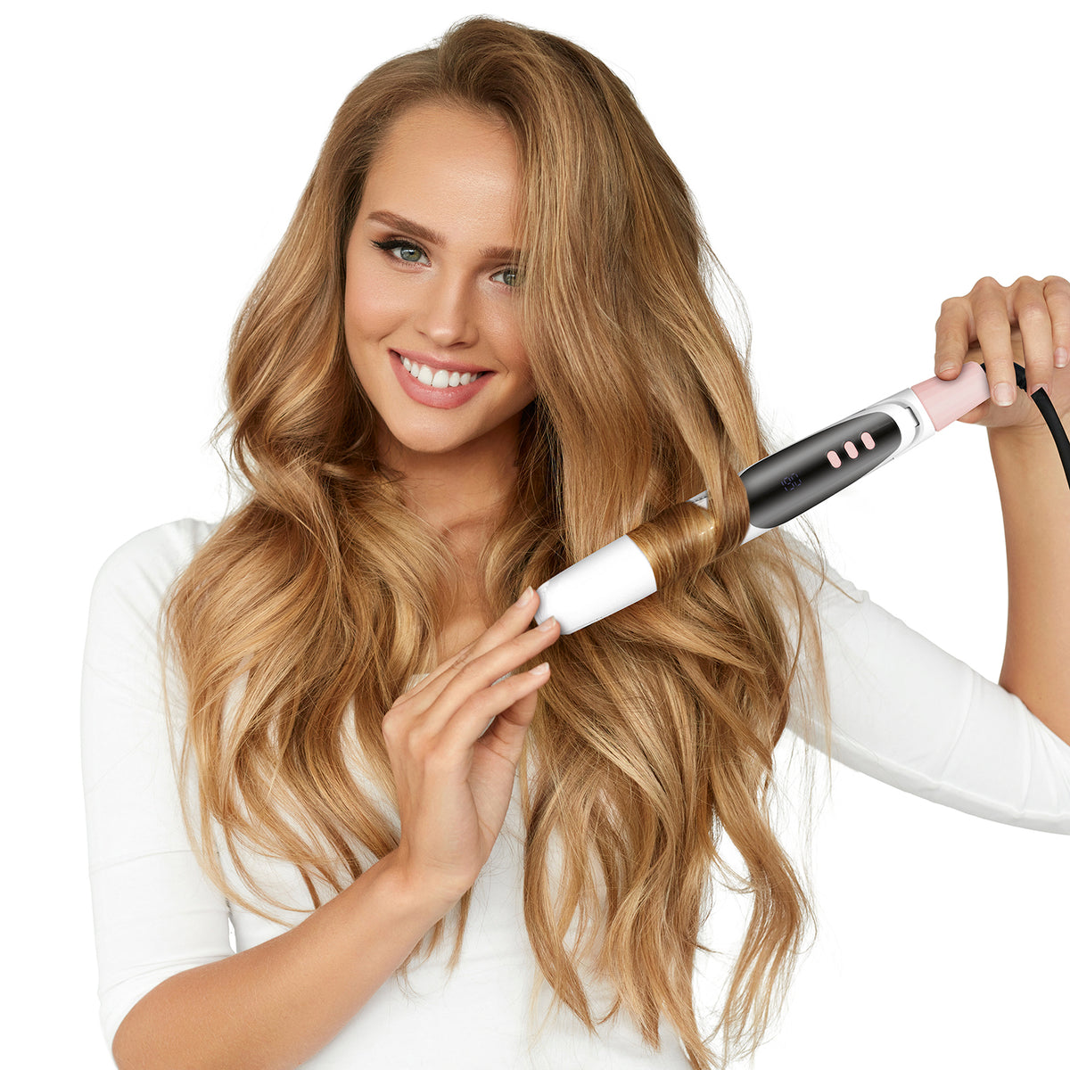 Frau stylt voluminöse Locken mit dem Hair Styler Curl & Straight, glatte Haare und langanhaltende Wellen leicht gemacht.