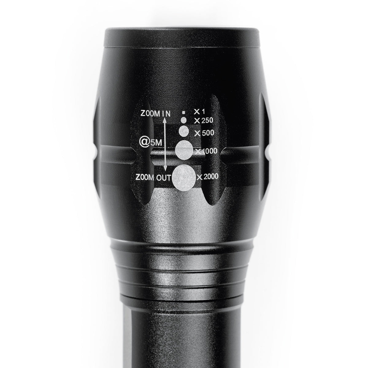 Nahaufnahme des Kopfes der Security Funktions-Taschenlampe 4,5V in Schwarz mit Zoomskala und robustem Metallgehäuse