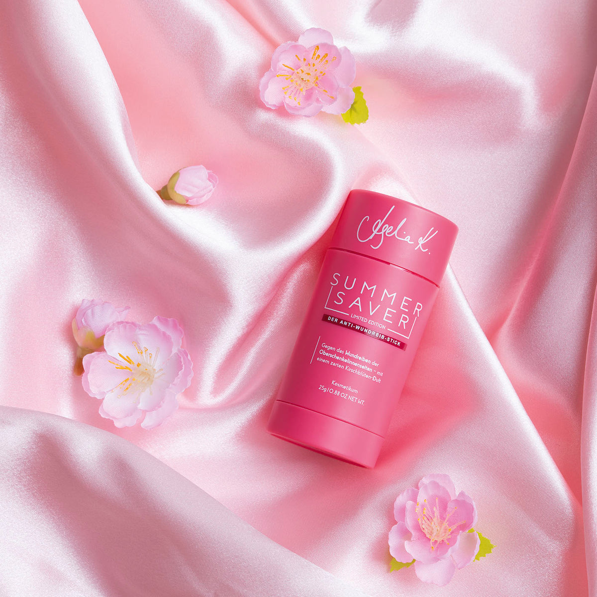 Kosmetikum - Anti-Wundreib-Stick - Kirschblüte - 2er-Set auf rosa Satin mit Kirschblüten, sanfter Schutz gegen Wundreiben.