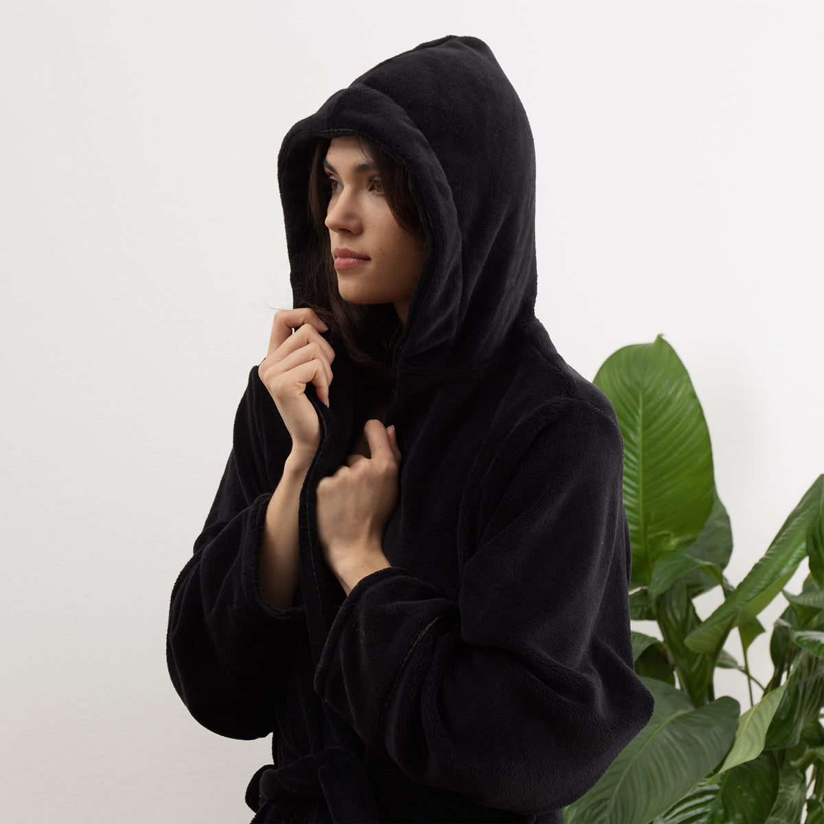 Luxury Mikrofaser Bademantel mit Kapuze für Damen und Herren in Schwarz Größe M, flauschig, schnell trocknend und bequem.