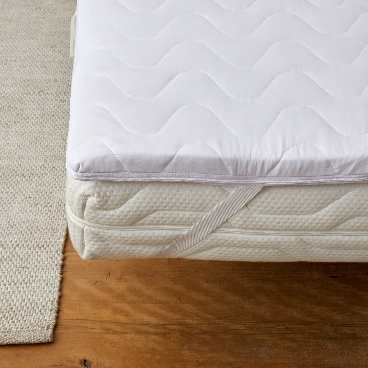 Matratzentopper Microfaser - 140 x 200 x 3,5 cm mit weichem Memory Foam und abnehmbarem, waschbarem Bezug aus atmungsaktiver Microfaser.