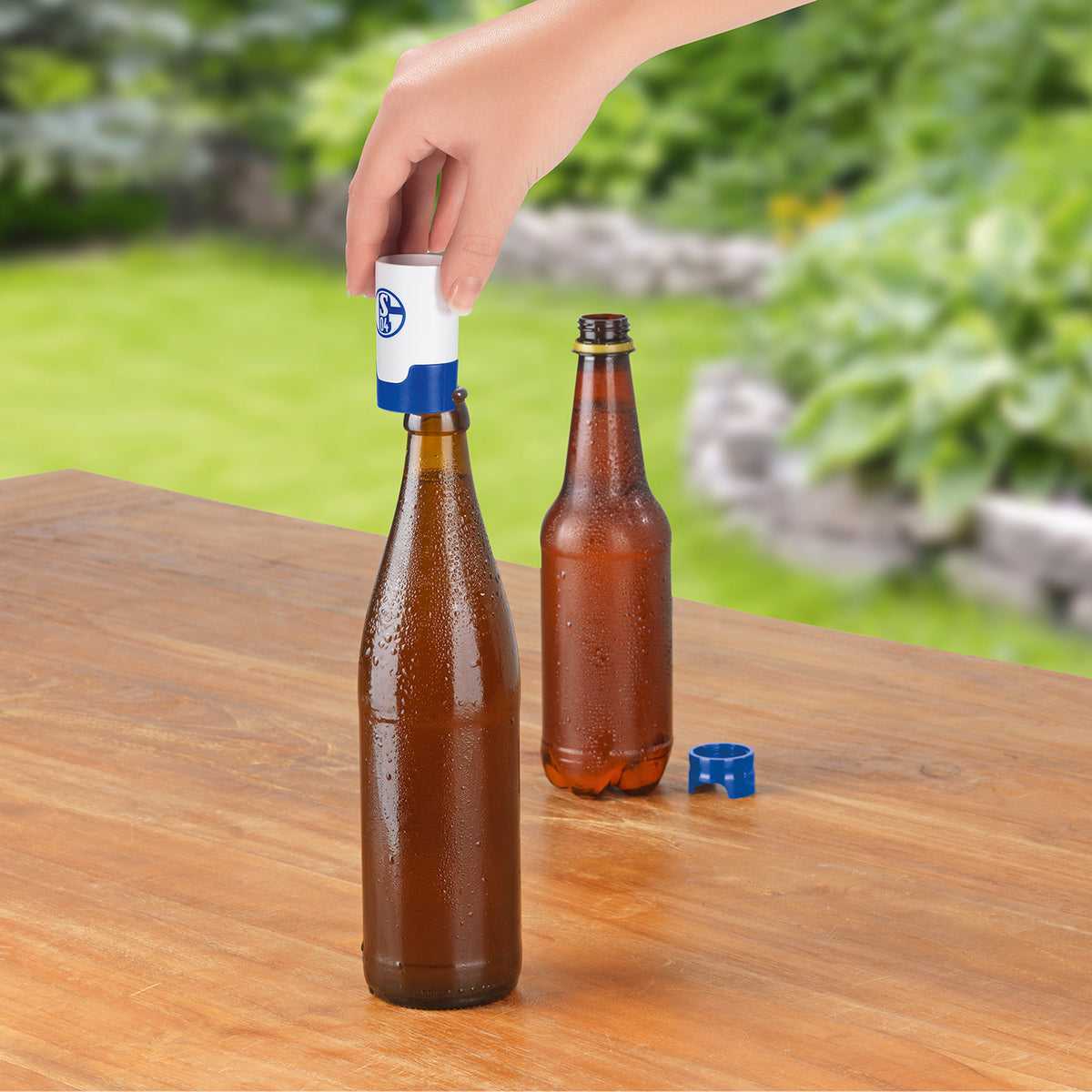 Bier-Aufbereiter im FC Schalke 04-Design - 3er-Set als Flaschenaufsatz für frischen Biergeschmack und Insektenschutz.