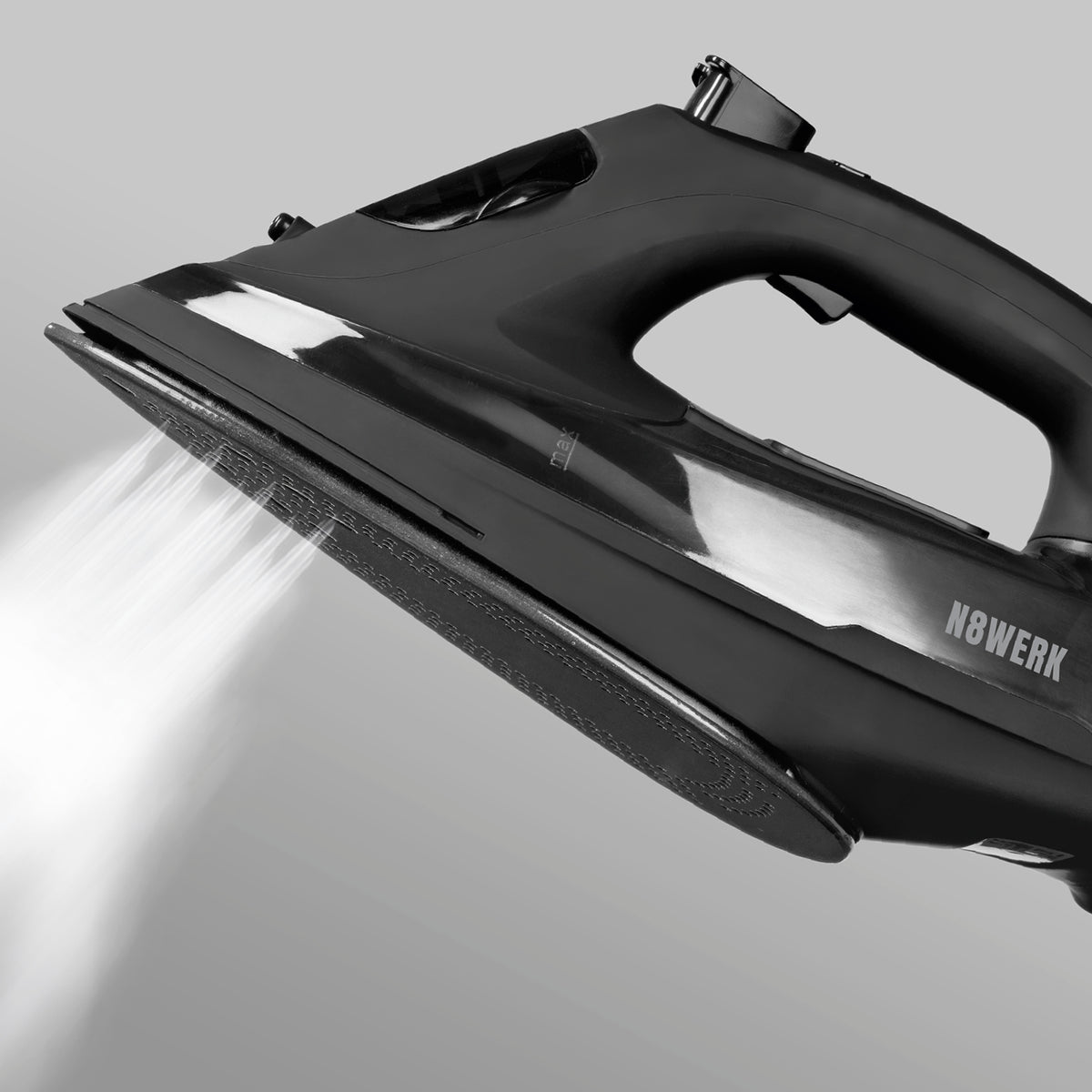 Dampfbügeleisen Midnight Black Edition mit Turbo-Dampfgenerator und keramikbeschichteter Gleitsohle für effektives Bügeln und Auffrischen.