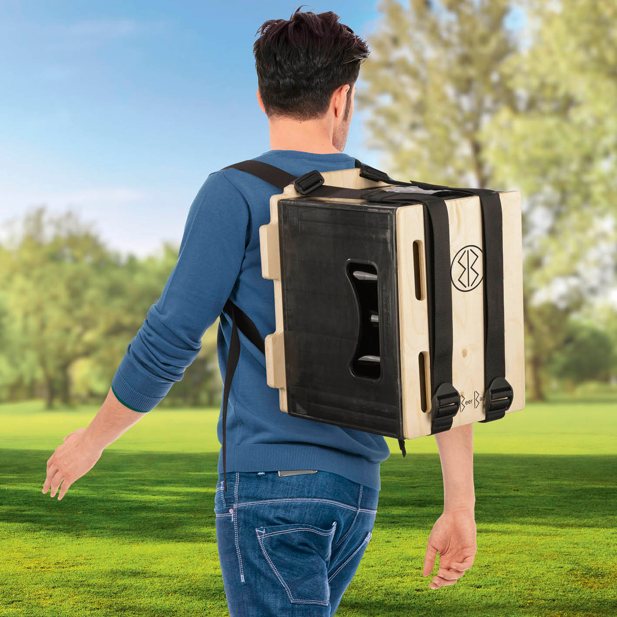 Das clevere Tragesystem für Bierkästen als praktischer Rucksack mit breiten Gurten und Rückenpolsterung im Outdoor-Einsatz.