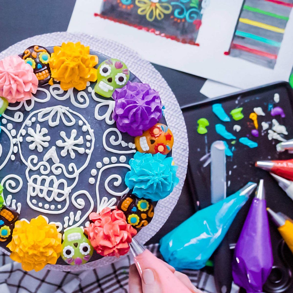 Einwegspritzbeutel-Set - 100 Stck. mit bunten Spritzbeuteln zum Verzieren von Torten und Cupcakes, inklusive Spritztüllen.