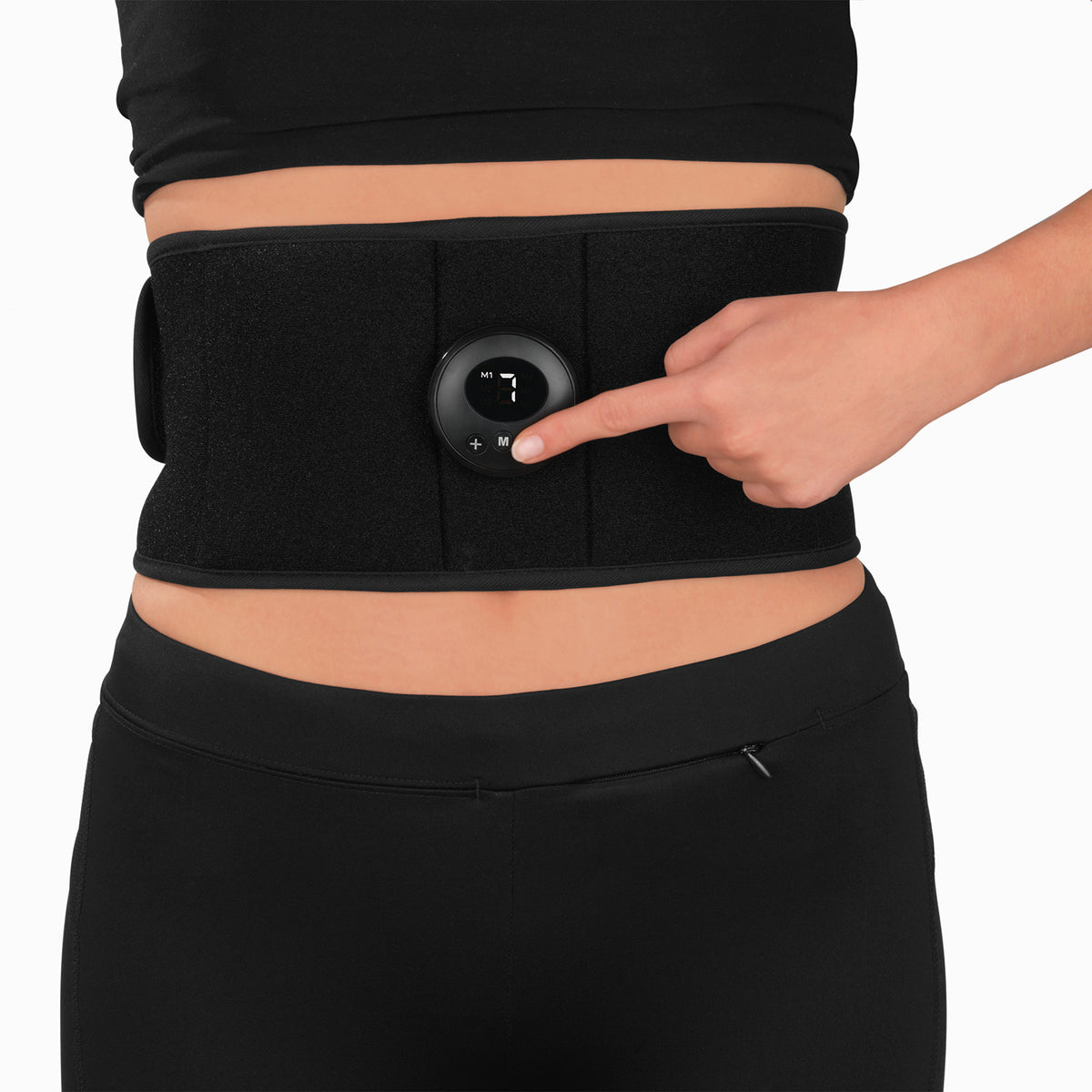 Bauchmuskelgürtel EMS - 6 Programmen - 9 Intensitätsstufen - unisize - schwarz, am Oberkörper getragen, Bedienung per Hand.