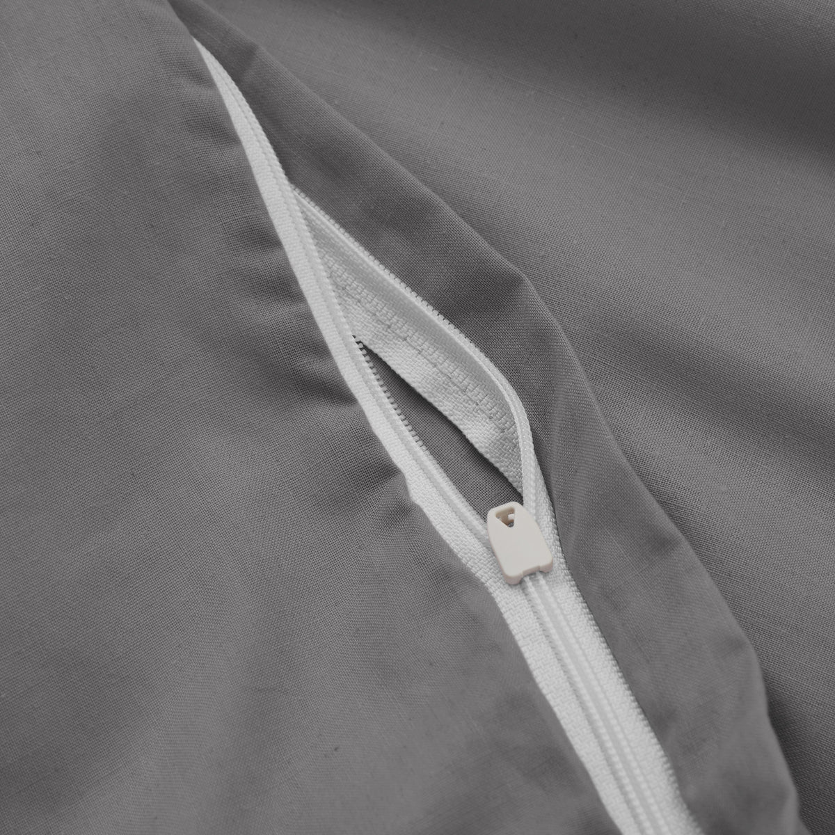 Premium Bettwäsche Everyday - Ganzjahres Bettbezug 155x200 cm & Kissenbezug 80x80 cm in Cool Grey mit YKK Reißverschluss.