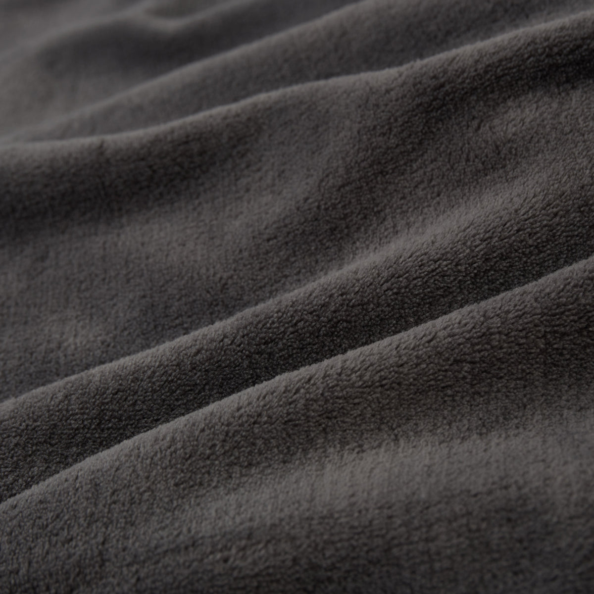 Kuscheldecke - 150x200 cm in Grau aus weichem Coral-Fleece, vielseitig als Sofadecke, Tagesdecke und Dekoration nutzbar.
