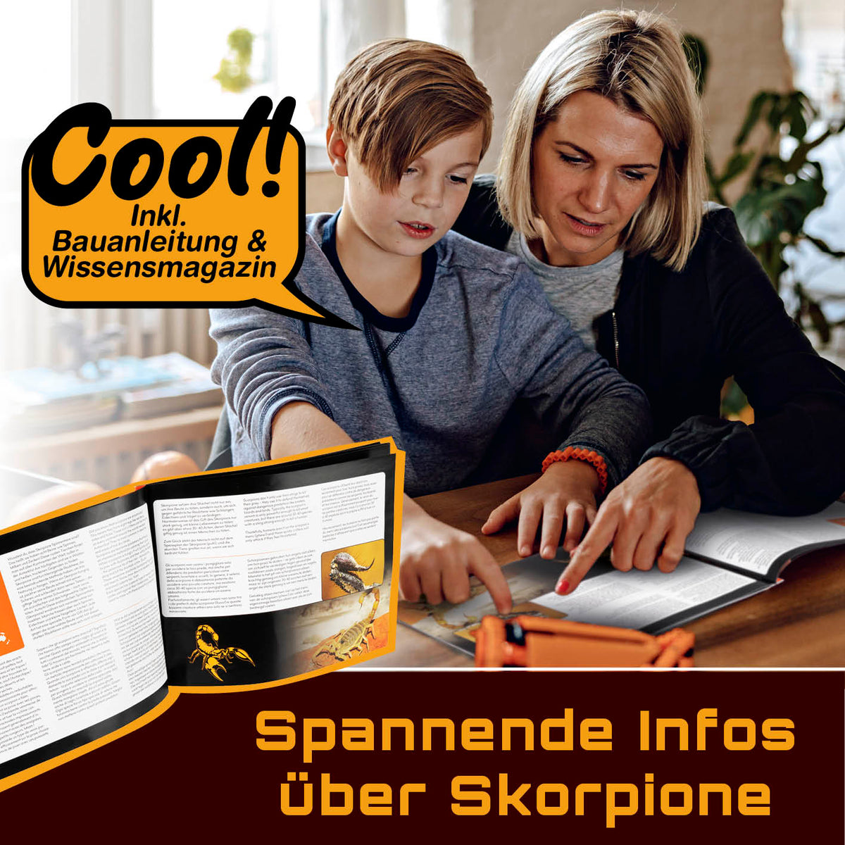 Mutter und Sohn lesen Bauanleitung und Wissensmagazin zum Baustein-Set Skorpion für kreative, dynamische Natur-Nachahmung.