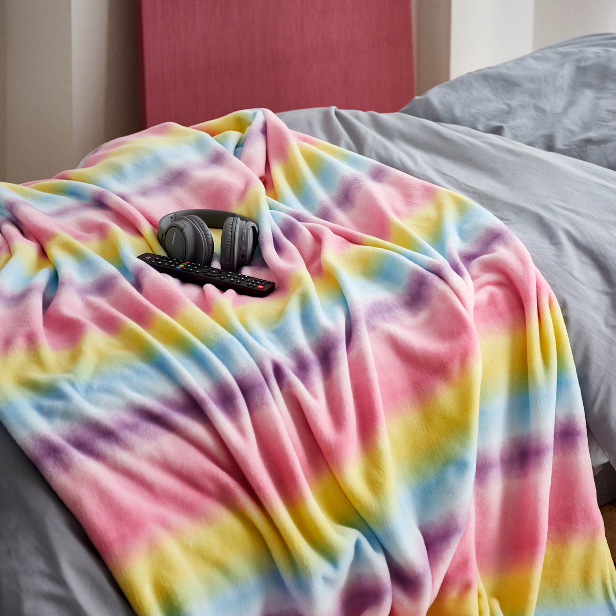 Kuscheldecke für Kinder - 75 x 100 cm - Regenbogen, weich, bunt, aus Coral-Fleece, ideal für gemütliche Stunden auf der Couch.