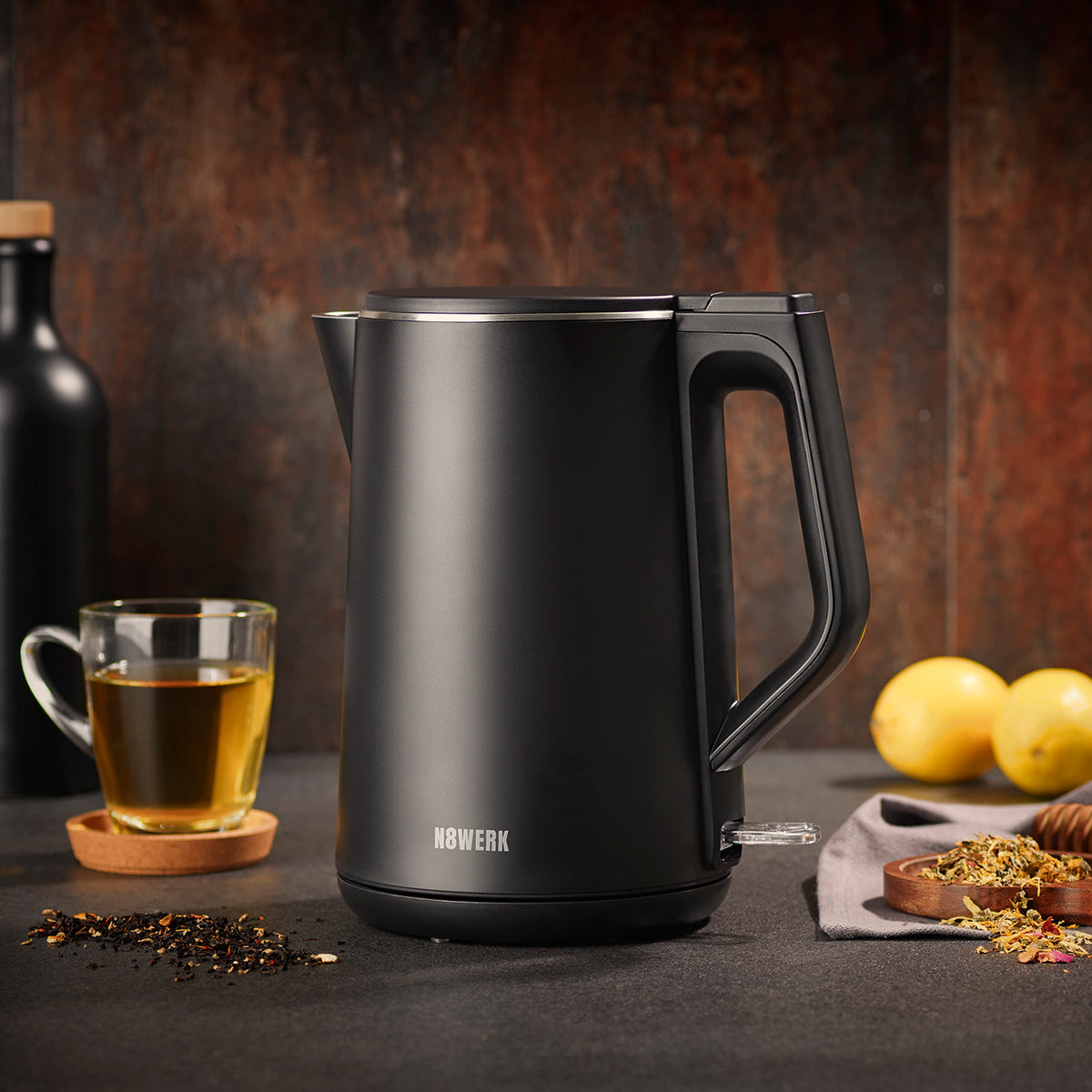 Wasserkocher in der Midnight Edition, 1,5 Liter, 2200W, kabellos, 360° drehbar, Cool-Touch-Außengehäuse, elegantes Design.