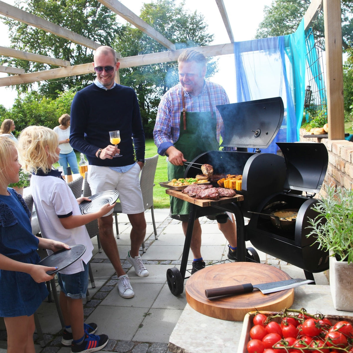 Smoker Vinson 200 mit 16 Zoll Kammer, Edelstahlgriffen, Deckelthermometer und 4-in-1 Funktion beim Garten-Grillen.