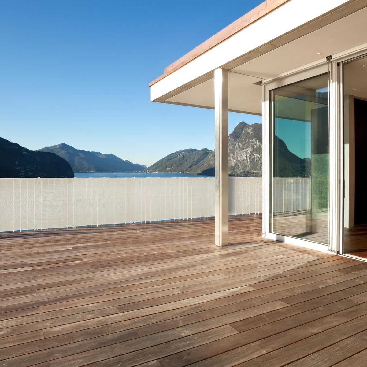 Balkonsichtschutz inkl. Befestigungsseil - 0,9 x 5 m - Creme an Balkonbrüstung mit Bergblick, robust und UV-beständig.