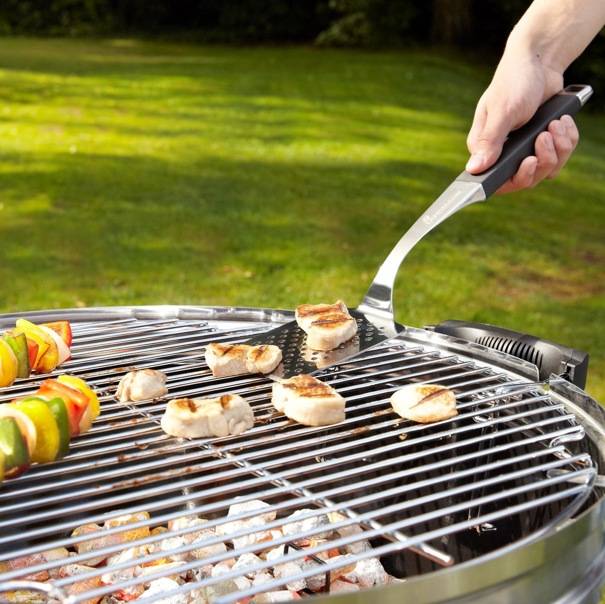 Pure Grillwender aus Edelstahl mit gummiertem Griff zum Wenden von großflächigem Grillgut auf dem Grillrost.