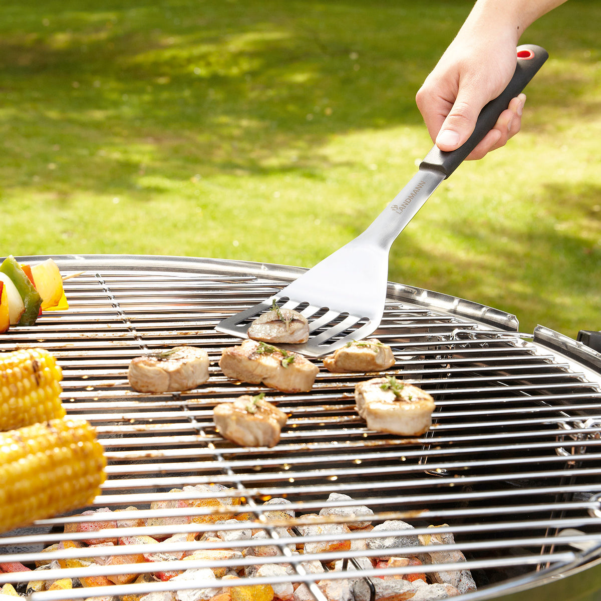 Grillwender Quality Edelstahl Grillwender mit gummiertem Griff und ergonomischer Form zum sicheren Wenden von Speisen auf dem Grill.