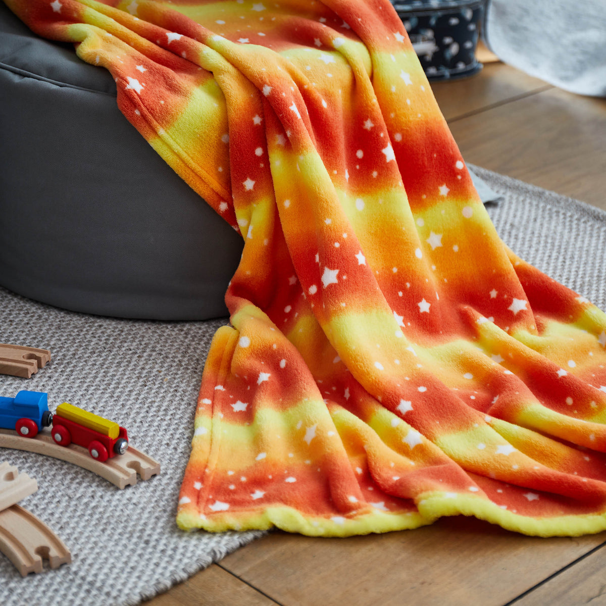 Kuscheldecke für Kinder - 100 x 150 cm - Orange Star aus weichem Coral-Fleece mit buntem Sternenmuster, perfekt zum Kuscheln und Spielen.