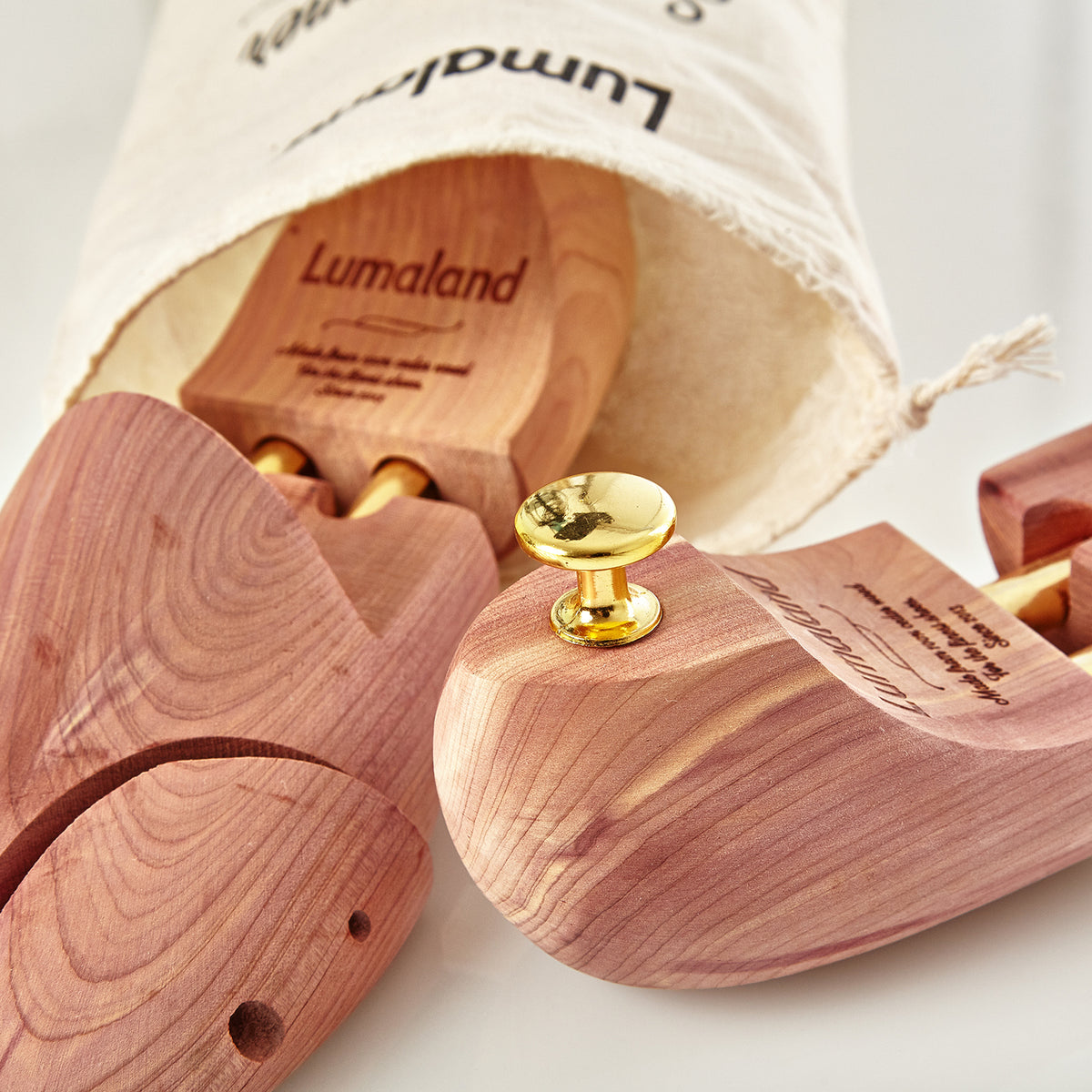 Schuhspanner unisex - Zedernholz - Größe 46/47 aus hochwertigem Holz mit Baumwoll-Aufbewahrungsbeutel für optimale Schuhpflege.