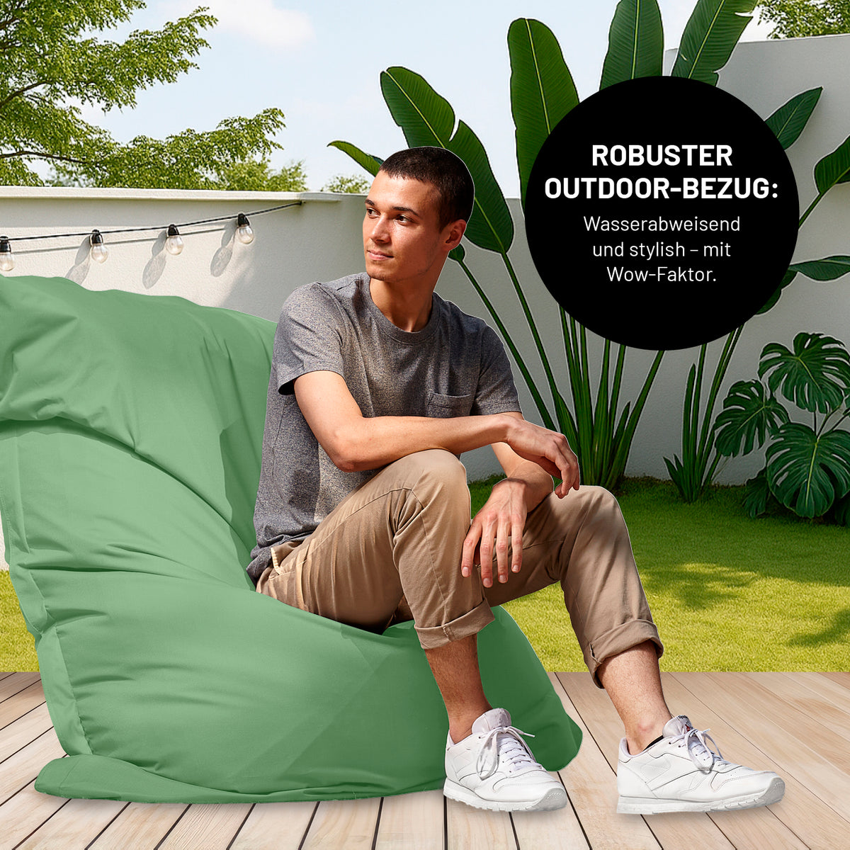 Sitzsack Classic XXL All-in-One Set - 380 L - 140 x 180 cm - Pastellgrün mit robustem, wasserabweisendem Outdoor-Bezug auf Terrasse.