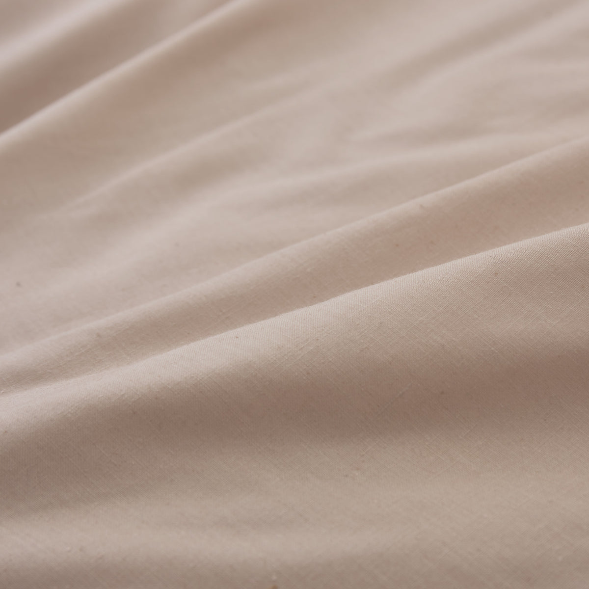 Premium Bettwäsche Everyday - Ganzjahres Bettbezug 155x200 cm & Kissenbezug 80x80 cm in weichem, beigem Polycotton-Stoff.