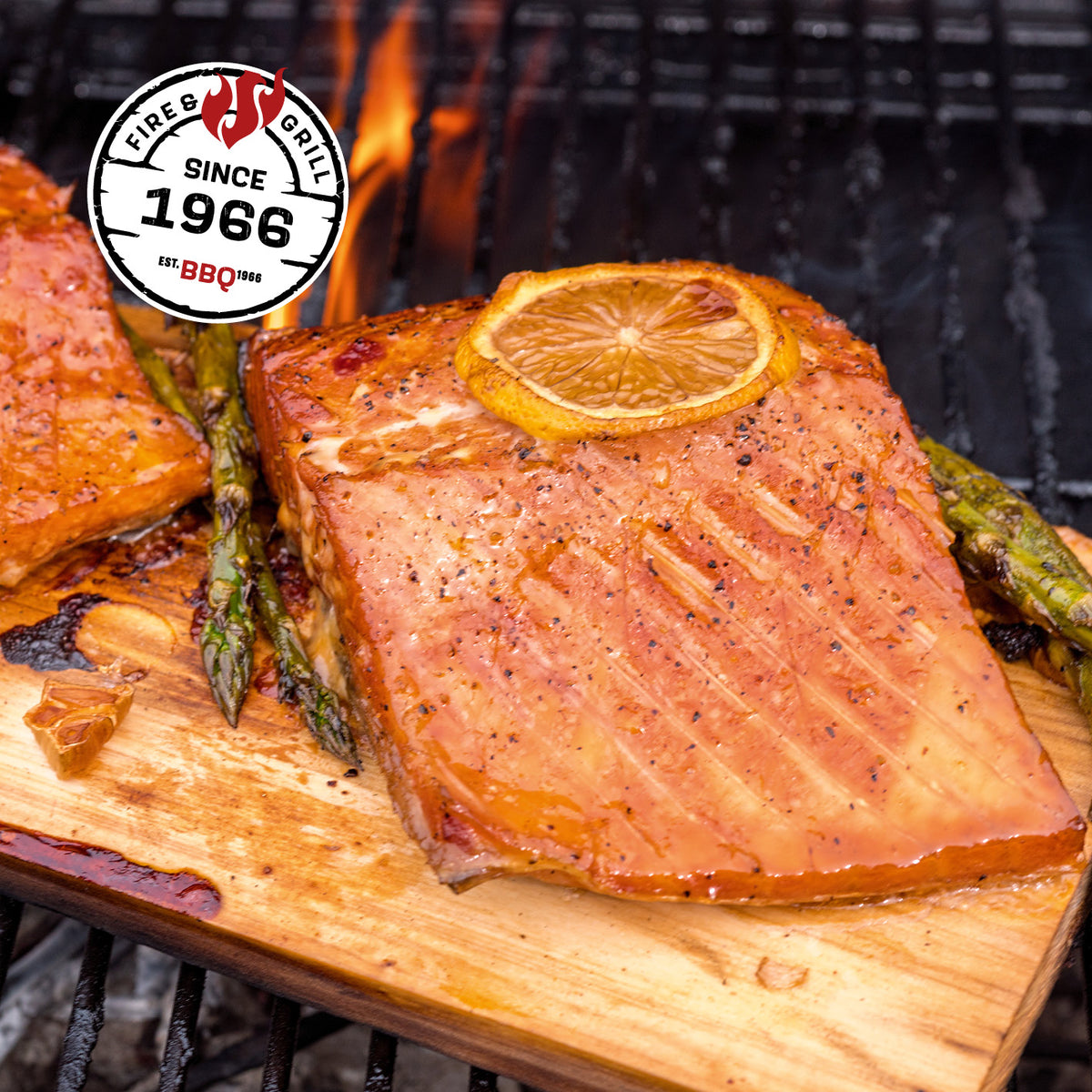 Rundgrill - 30 cm mit gegrilltem Lachs und Spargel auf Holzkohle für Zuhause und unterwegs.