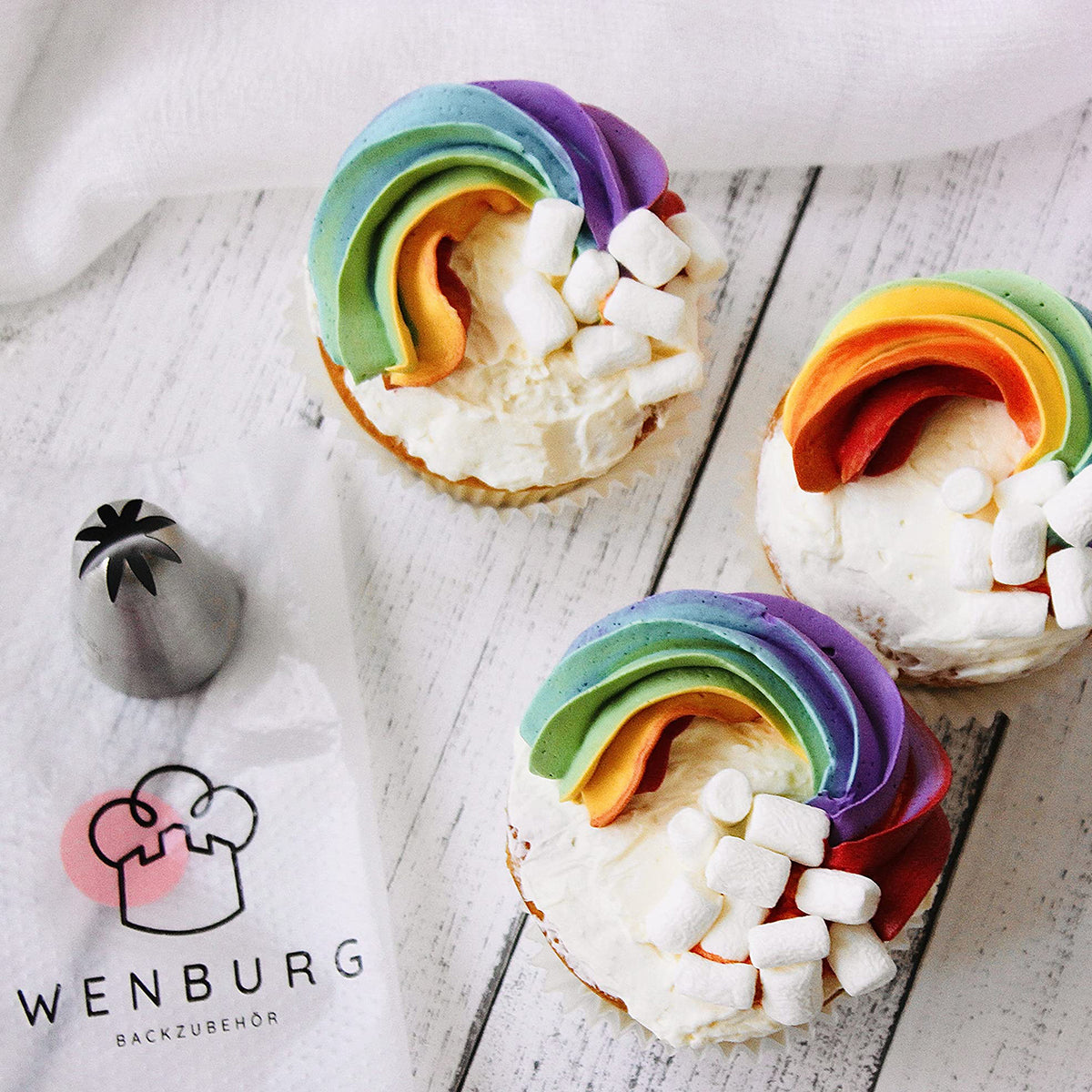 Einwegspritzbeutel-Set - 100 Stck. mit WENBURG Spritztülle, ideal zum Verzieren von Cupcakes mit buntem Zuckerguss und Marshmallows.