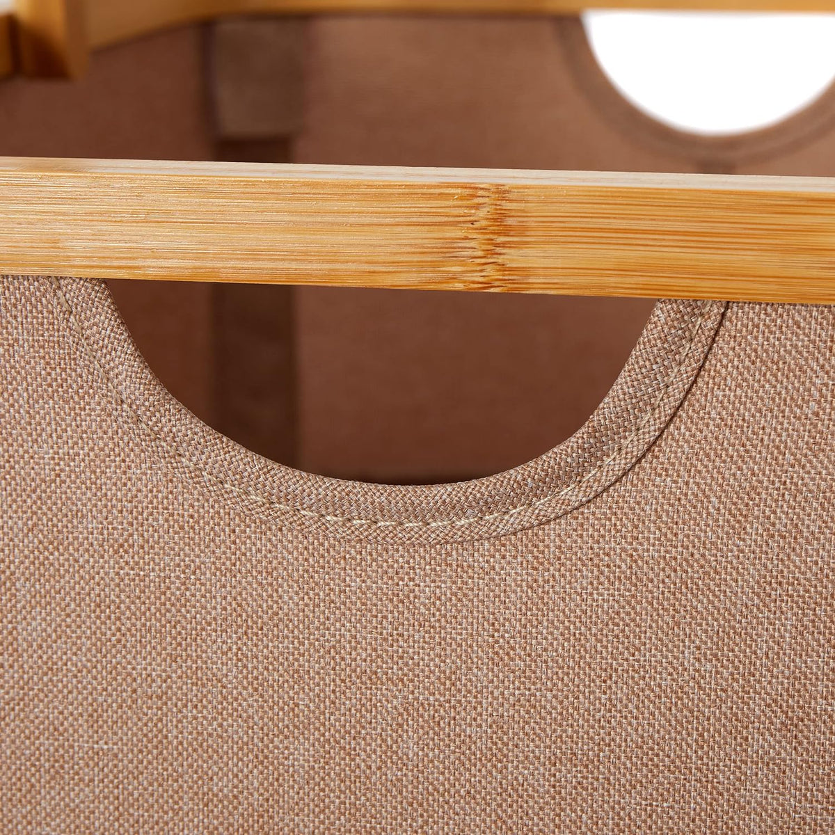 Bambus-Rahmen-Aufbewahrungskorb - 2er-Set Taupe mit stabilem Bambusrahmen und pflegeleichtem, taupefarbenem Stoffmaterial.