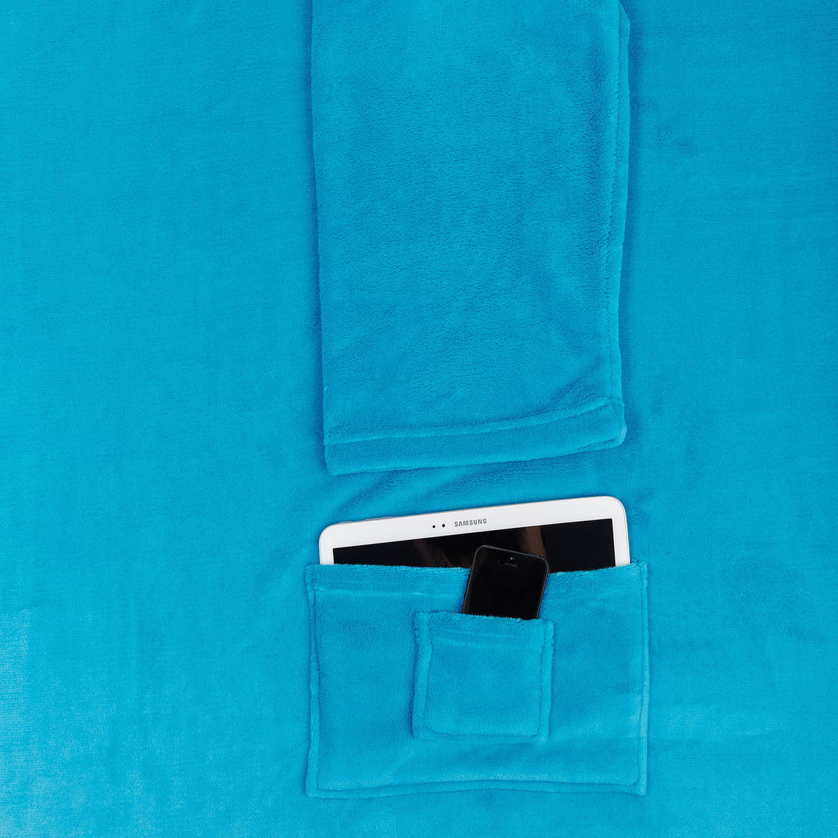 Kuscheldecke - 170 x 200 cm - 50 cm Fußtasche - Himmelblaue Sofadecke aus weichem Coral-Fleece mit praktischer Tasche für Tablet und Handy.