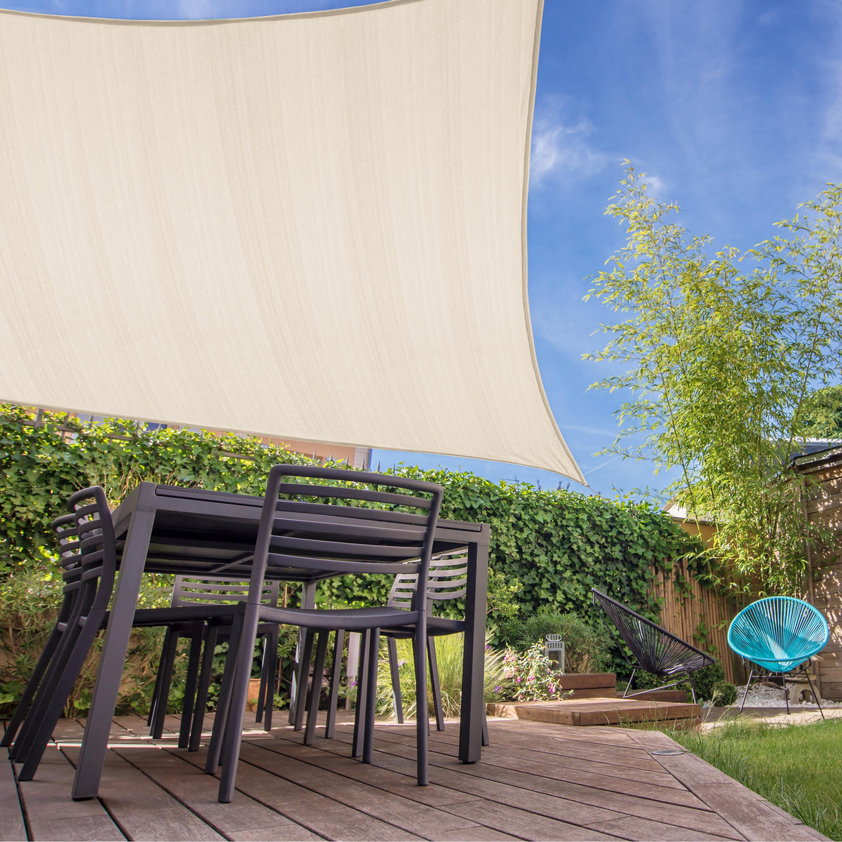 Sonnensegel Rechteckig Creme als wetterbeständiger Schattenspender über Terrassenmöbeln mit Befestigungsseilen bei klarem Himmel