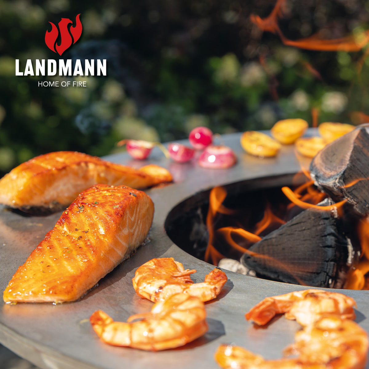 Feuerschale aus Cortenstahl mit Standfuß - 60 cm mit Plancha-Grill, Grillrost und Lagerfeuer-Design von Landmann.