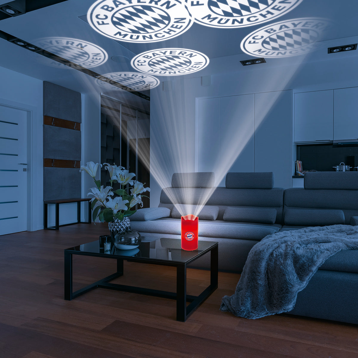 LED-Echtwachskerze mit rotierender FC Bayern Logo-Projektion, drei Geschwindigkeitsstufen und Timer für stimmungsvolle Beleuchtung.