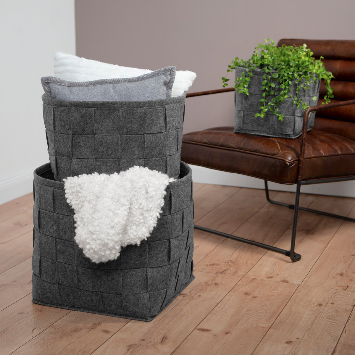 Filz-Aufbewahrungskorb L - 40 x 40 x 40 cm - Dunkelgrau mit Kissen und Decke in modernem Wohnraum, faltbar und schonend für Böden.
