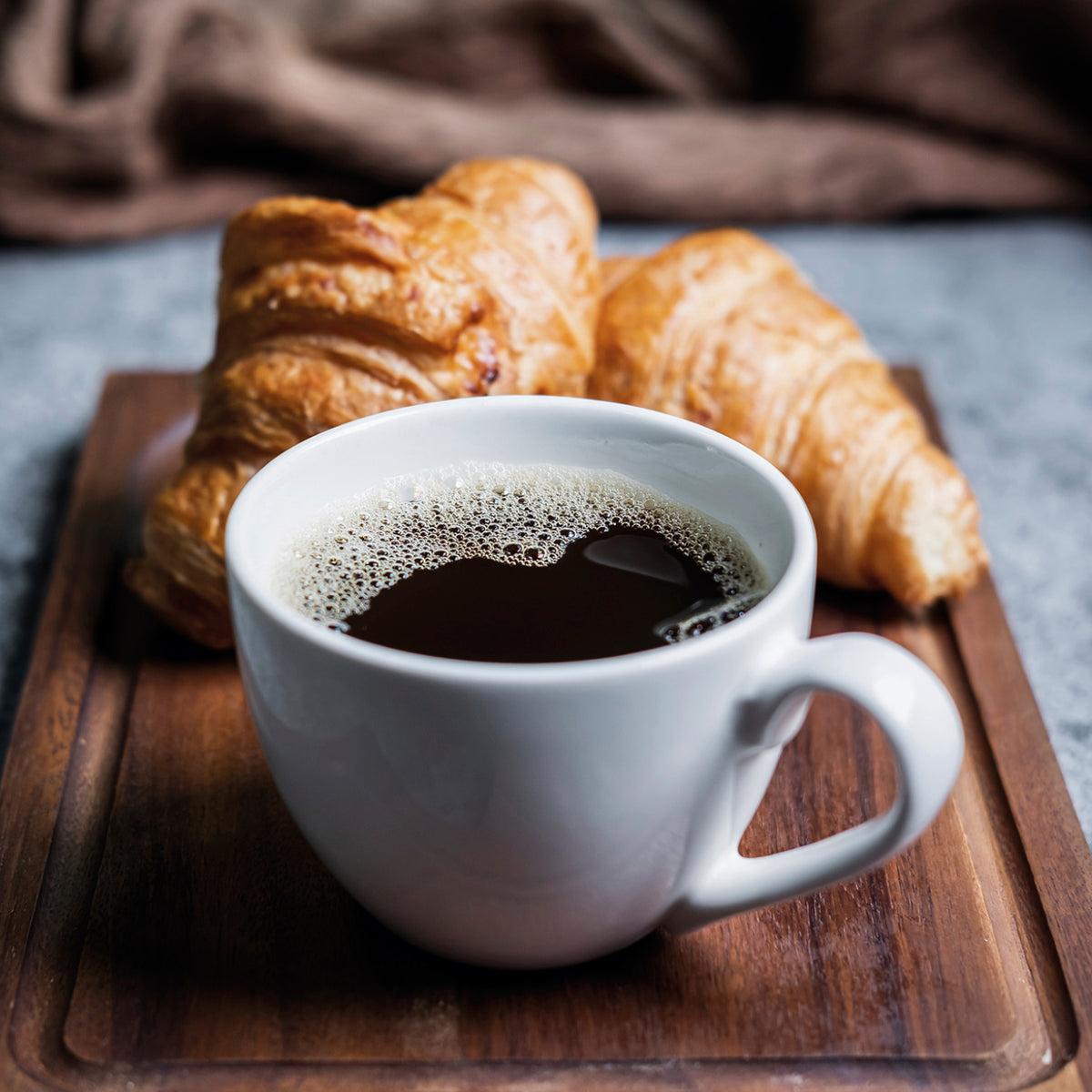 DIRECT-BREW Filterkaffeemaschine - Thermo mit Tasse Kaffee und Croissants auf Holztablett, perfekt für Filterkaffee Genuss zuhause.