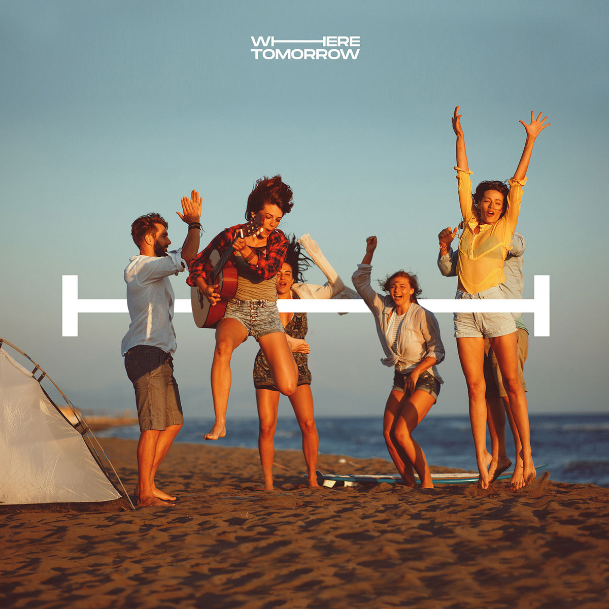 1-Personen-Zelt - Dreieck - 225x100x57 cm - Grau von Where Tomorrow auf Sandstrand mit Menschen, ultraleichtes Wanderzelt.