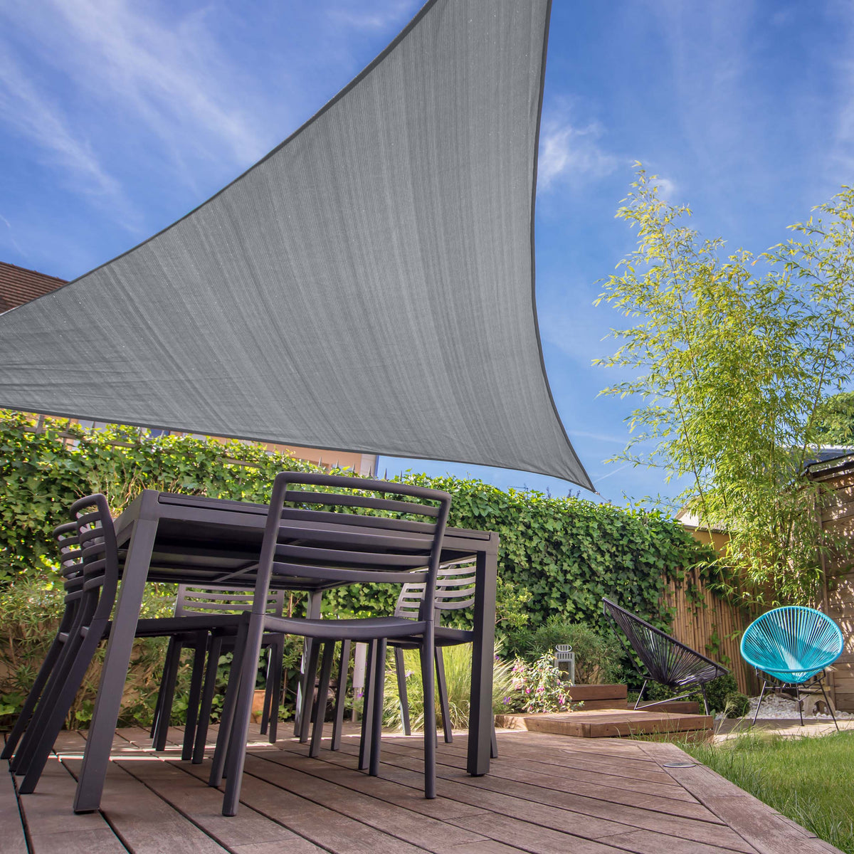Hellgraues Sonnensegel 100% HDPE mit Stabilisator, Dreieck 5 x 5 x 5 Meter, UV-Schutz, über Terrasse mit Gartenmöbeln gespannt