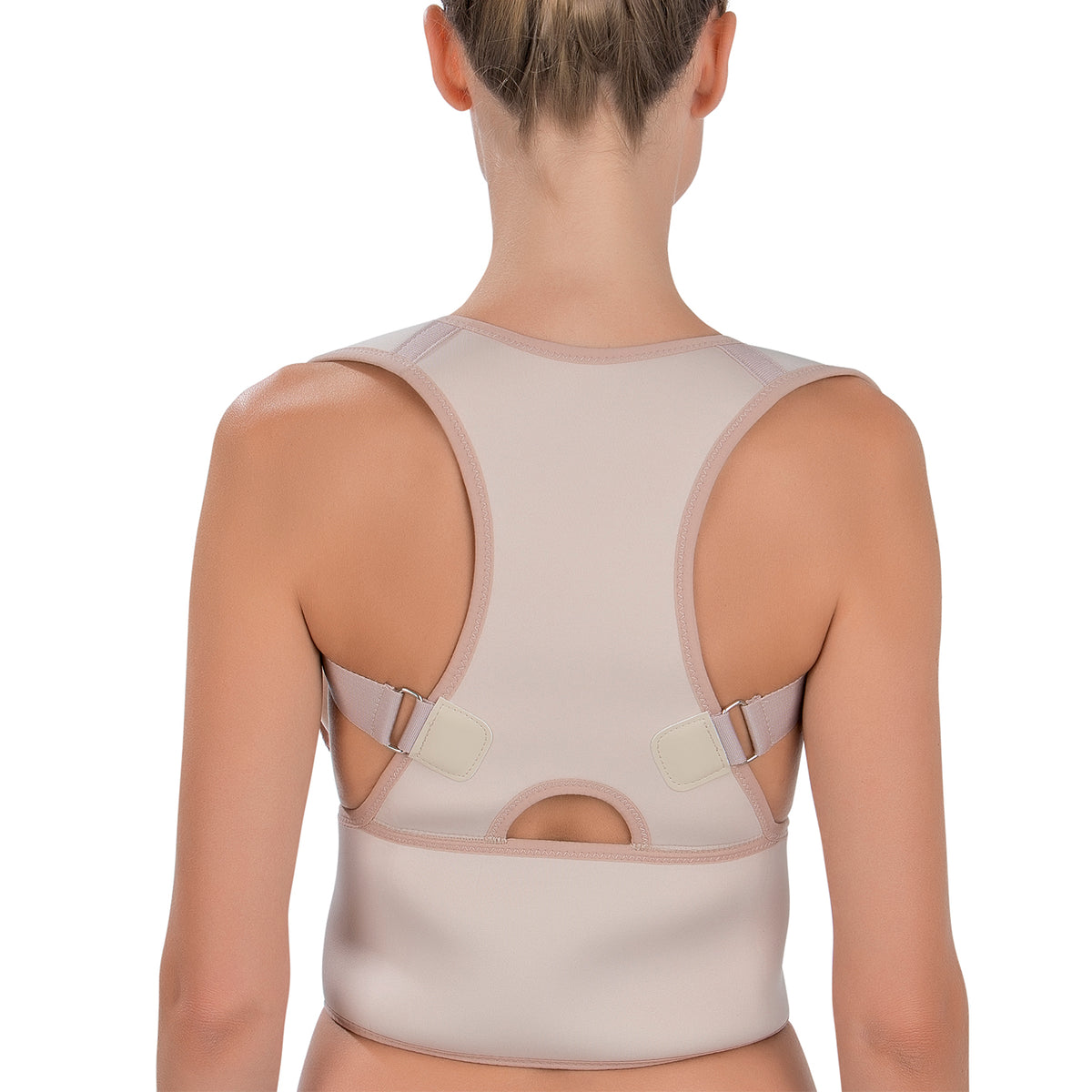 Frau trägt Rückenkorrektor - L/XL - creme zur Unterstützung der Haltung mit verstellbaren Trägern und flexiblem, bequemem Material.