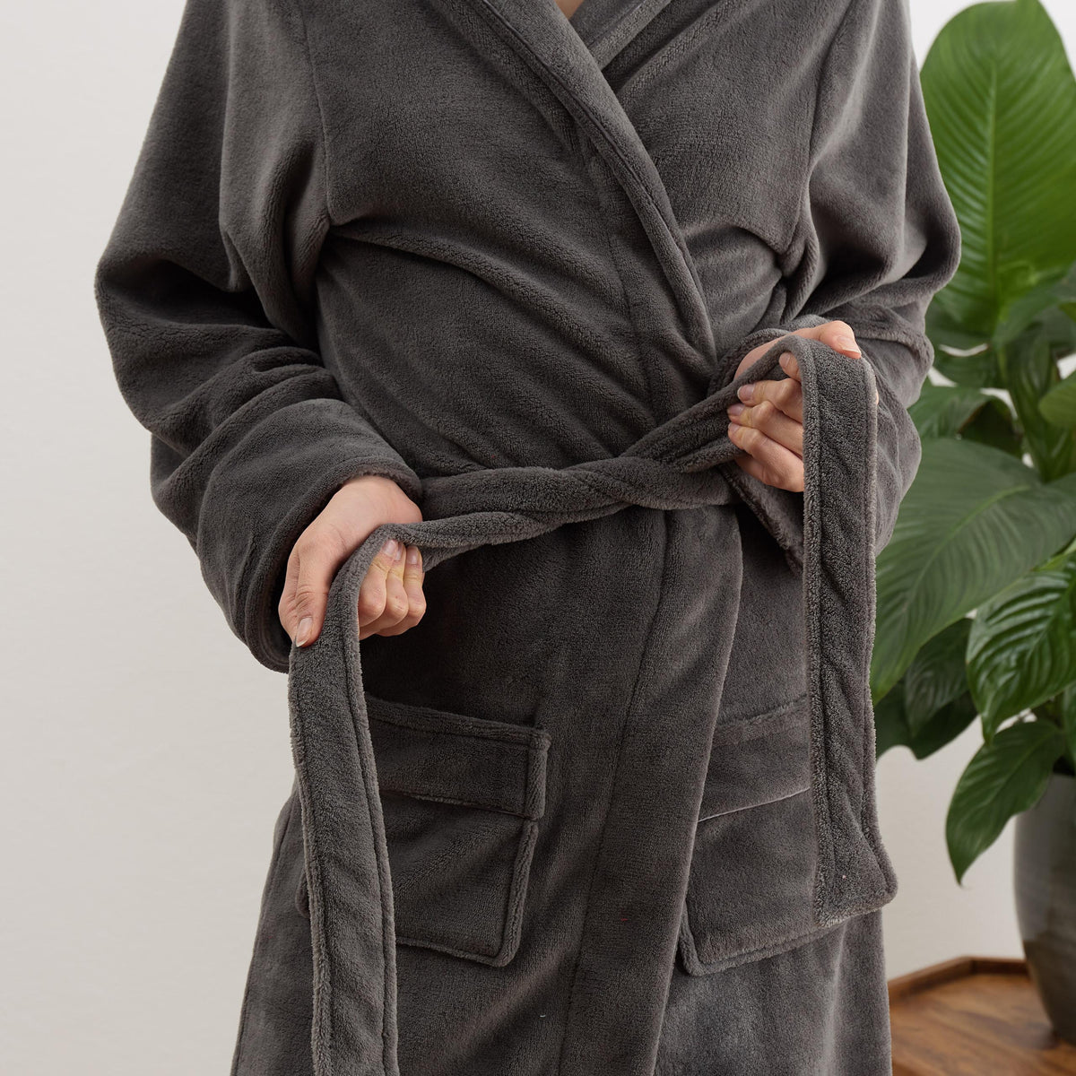 Luxury Mikrofaser Bademantel mit Kapuze für Damen und Herren - Grau - Größe M, kuschelig, saugstark und schnell trocknend.