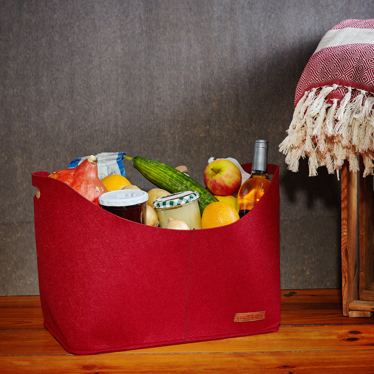 Kaminholztasche aus Filz mit Tragegriff 40x25x28 cm in Dunkelgrau zur vielseitigen Aufbewahrung von Holz und anderen Gegenständen.