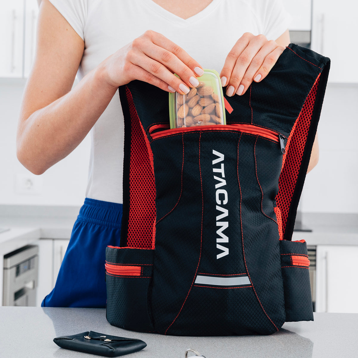 Trinkrucksack für 2 L Trinkblase - Blau, schwarz-rotes Design mit Netzfächern und leichtem, wasserfestem Material für Outdoor-Sportarten.