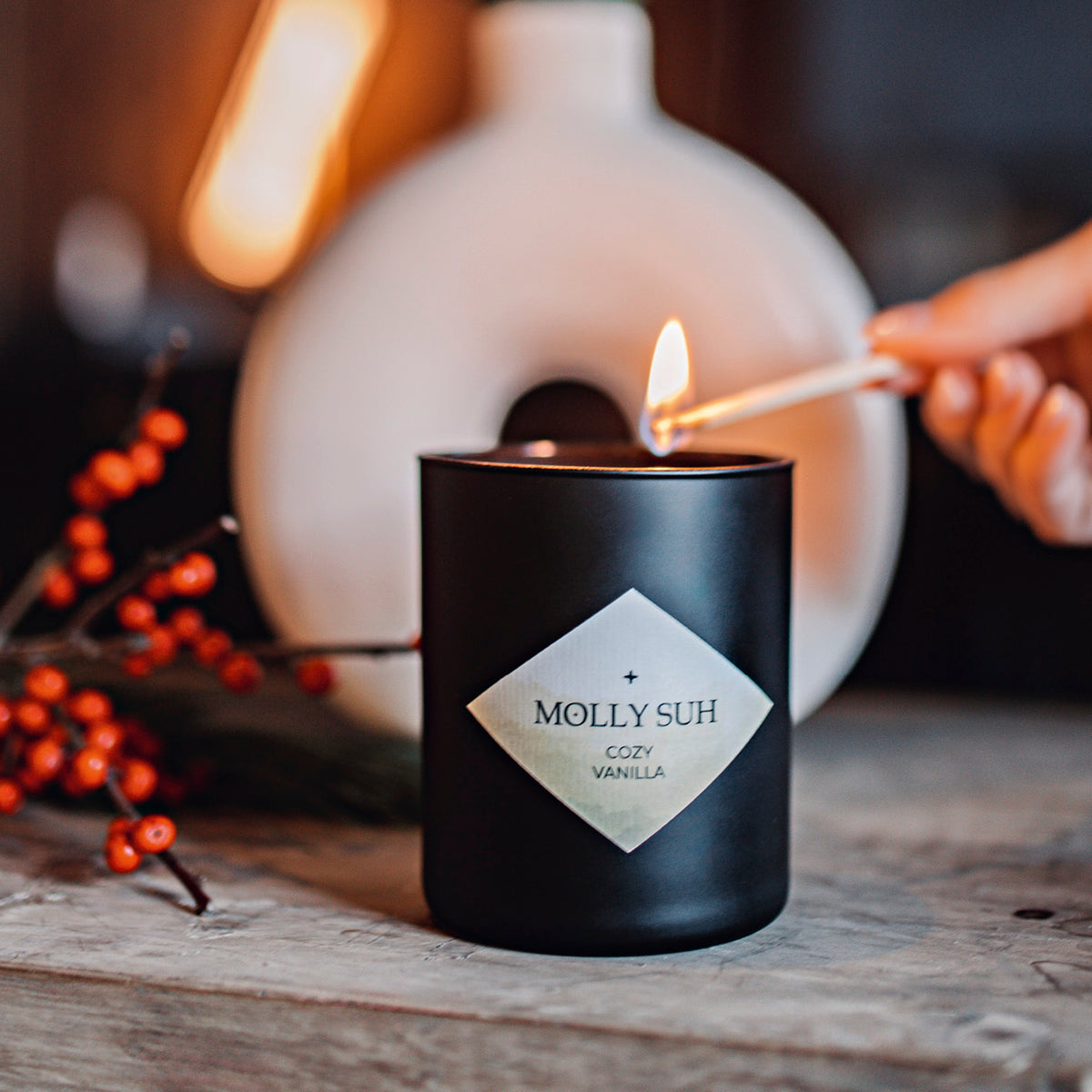 Duftkerze Cozy Vanilla von Molly Suh in schwarzem Glas, sanftes Anzünden für einen eleganten Vanilleduft im Raum.