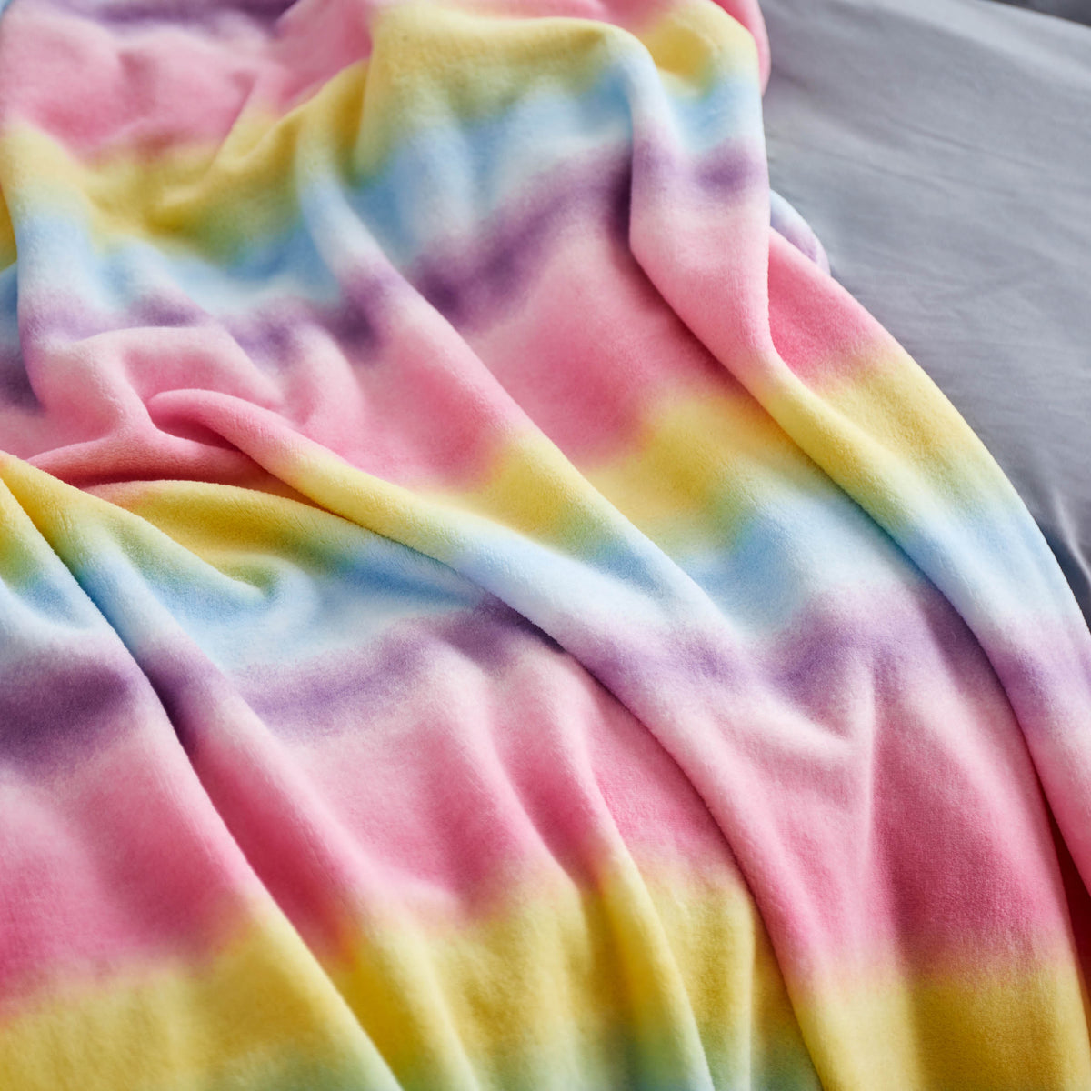 Kuscheldecke für Kinder - 100 x 150 cm - Regenbogen aus weichem Coral-Fleece, bunt, hautfreundlich und pflegeleicht von Lumaland.