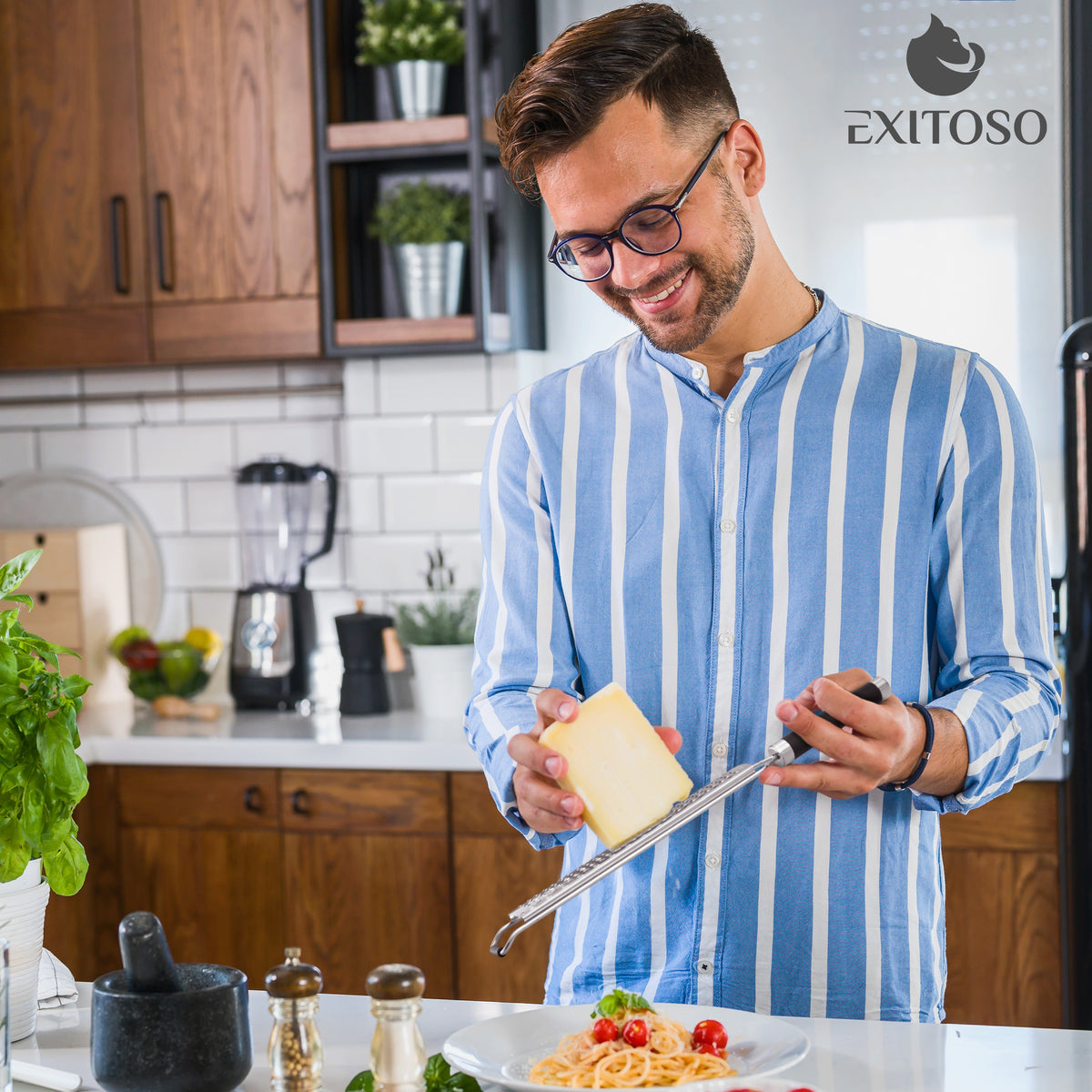Küchenreibe 2in1 Set - Edelstahl mit scharfer Klinge und rutschfestem Griff, ideal für Käse und Gewürze in der Küche.