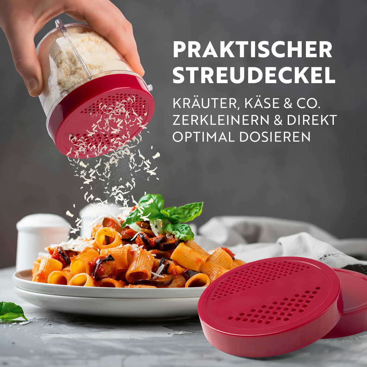 Mr. Magic Power 400 Pro mit Zubehörset L - Silber/Rot zeigt praktischen Streudeckel zum Dosieren von Kräutern und Käse über Pasta.