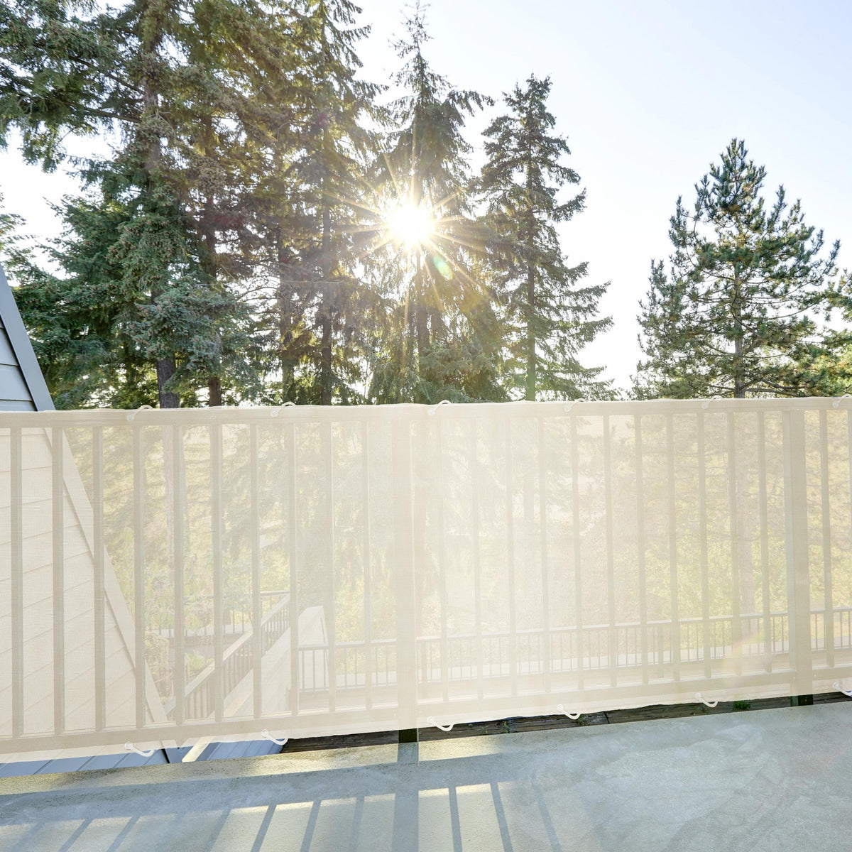 Balkonsichtschutz inkl. Befestigungsseil - 0,9 x 5 m - Creme an Balkon mit UV-stabilem, wasserabweisendem HDPE-Material.